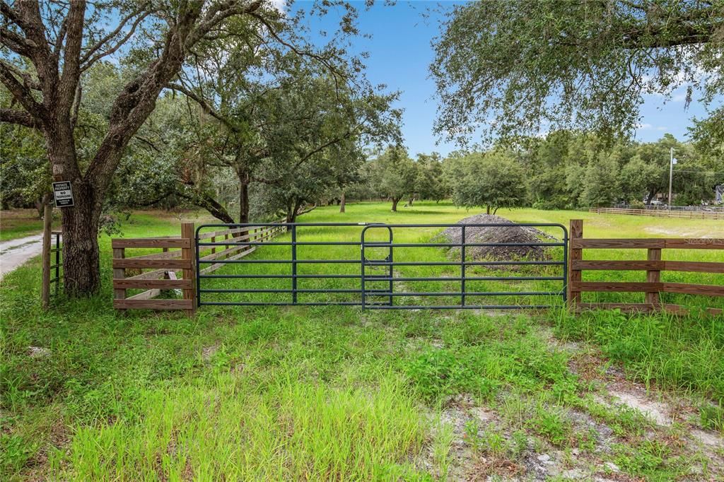 合同活跃: $180,000 (2.14 acres)