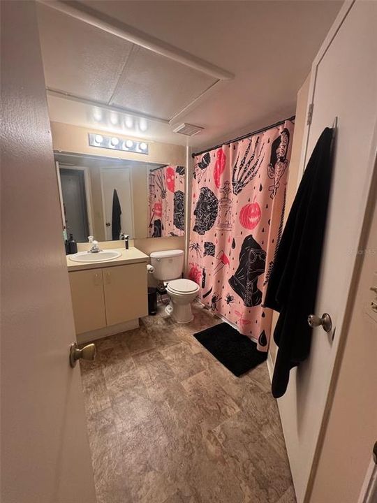 待售: $125,000 (1 贝兹, 1 浴室, 712 平方英尺)