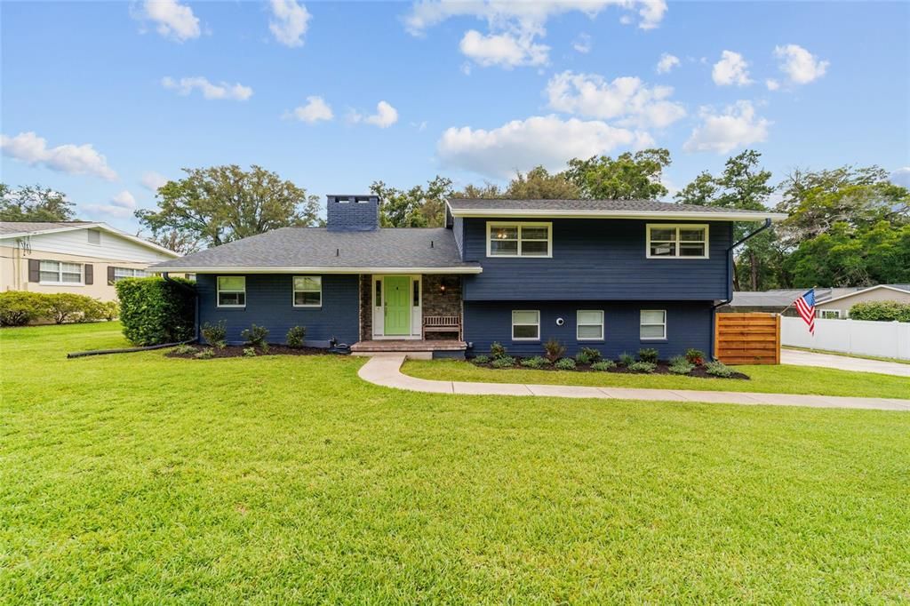 合同活跃: $799,000 (3 贝兹, 2 浴室, 3049 平方英尺)