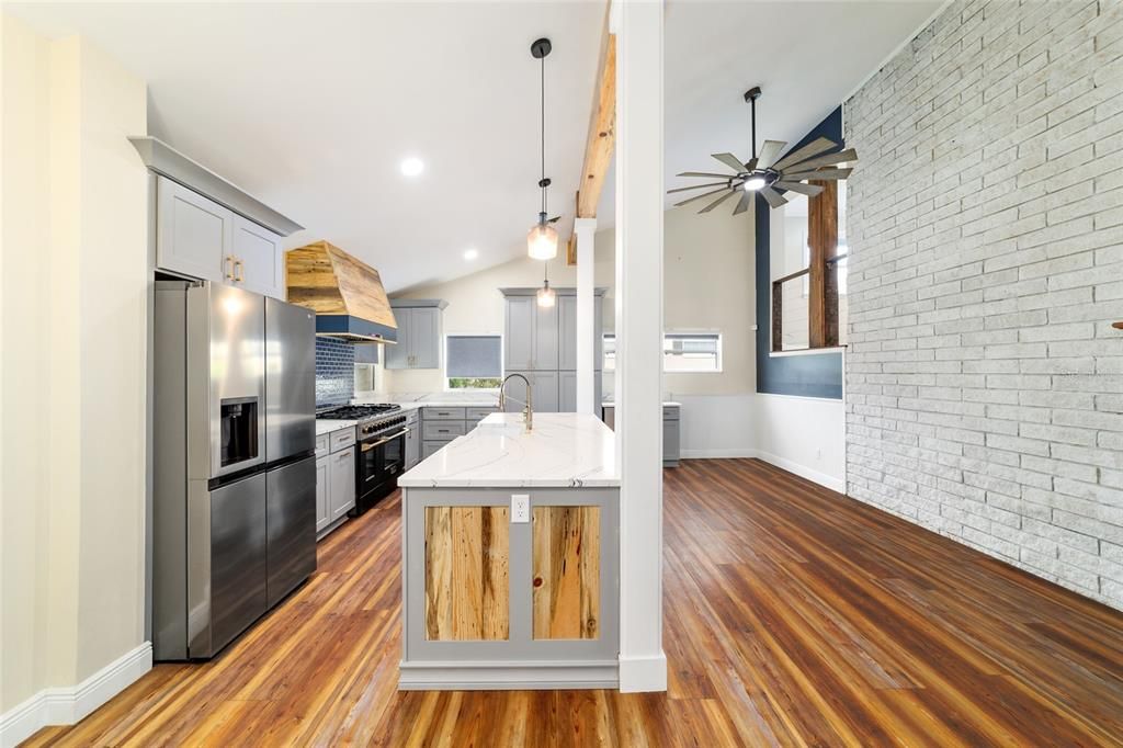 合同活跃: $799,000 (3 贝兹, 2 浴室, 3049 平方英尺)