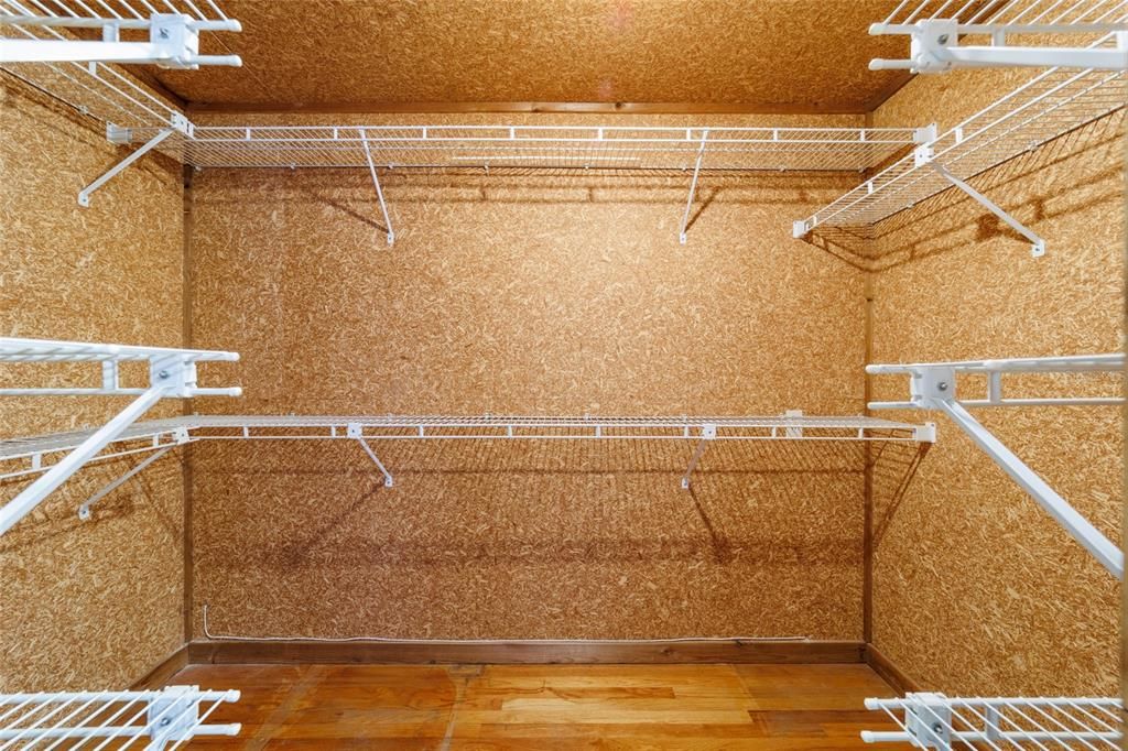 合同活跃: $799,000 (3 贝兹, 2 浴室, 3049 平方英尺)