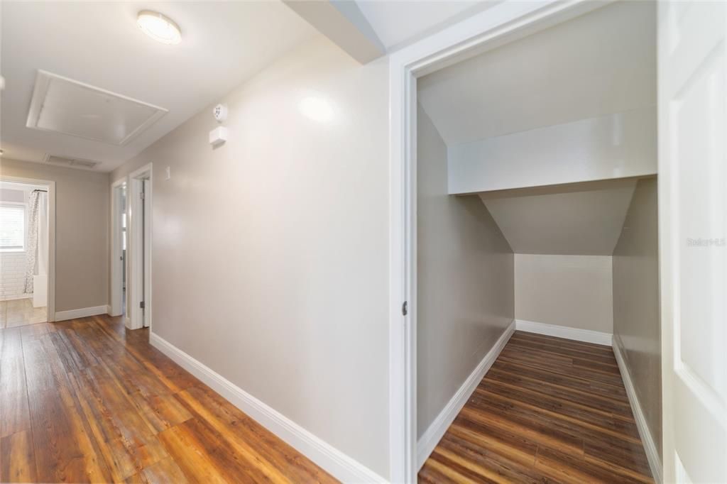 合同活跃: $799,000 (3 贝兹, 2 浴室, 3049 平方英尺)