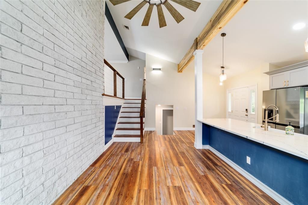 合同活跃: $799,000 (3 贝兹, 2 浴室, 3049 平方英尺)