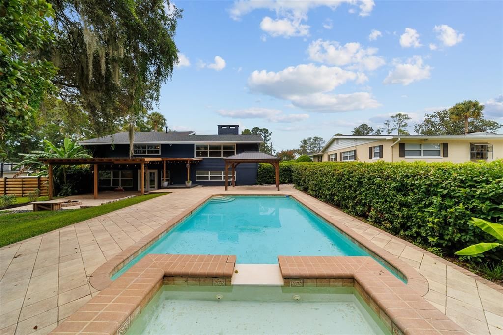 合同活跃: $799,000 (3 贝兹, 2 浴室, 3049 平方英尺)