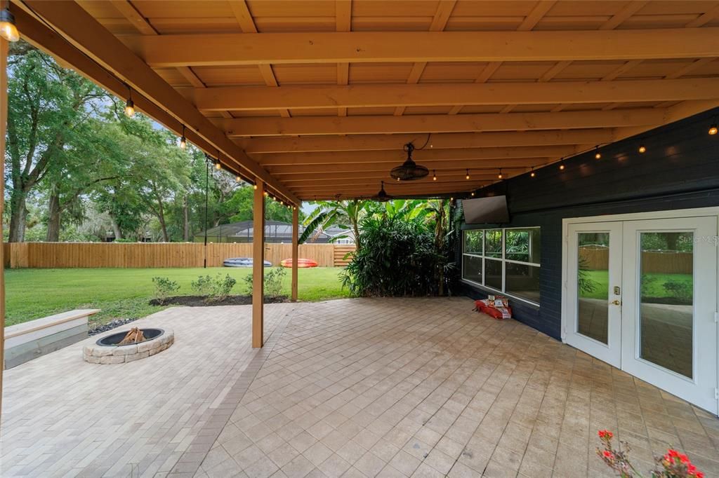 合同活跃: $799,000 (3 贝兹, 2 浴室, 3049 平方英尺)