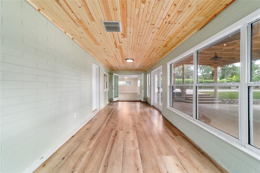 合同活跃: $799,000 (3 贝兹, 2 浴室, 3049 平方英尺)