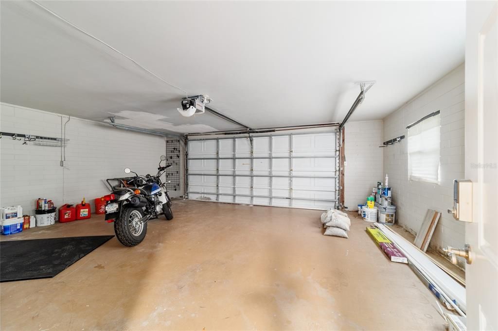 合同活跃: $799,000 (3 贝兹, 2 浴室, 3049 平方英尺)