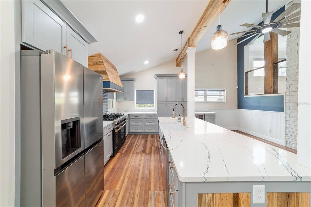 合同活跃: $799,000 (3 贝兹, 2 浴室, 3049 平方英尺)