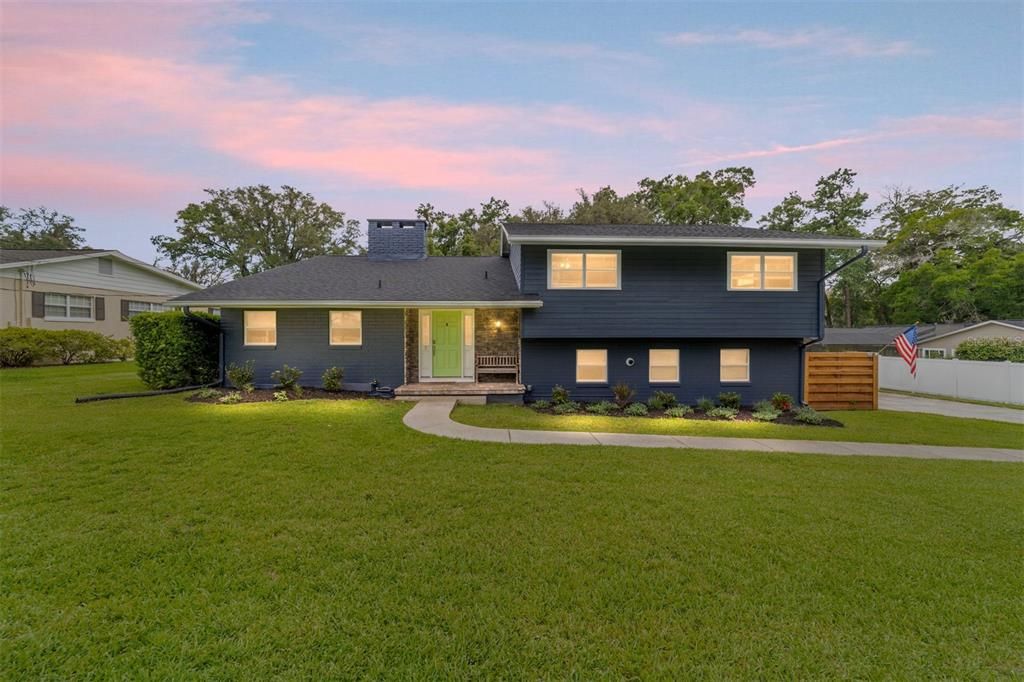 合同活跃: $799,000 (3 贝兹, 2 浴室, 3049 平方英尺)