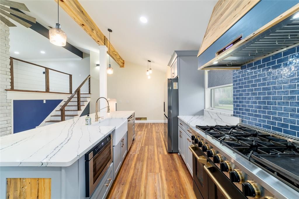 合同活跃: $799,000 (3 贝兹, 2 浴室, 3049 平方英尺)