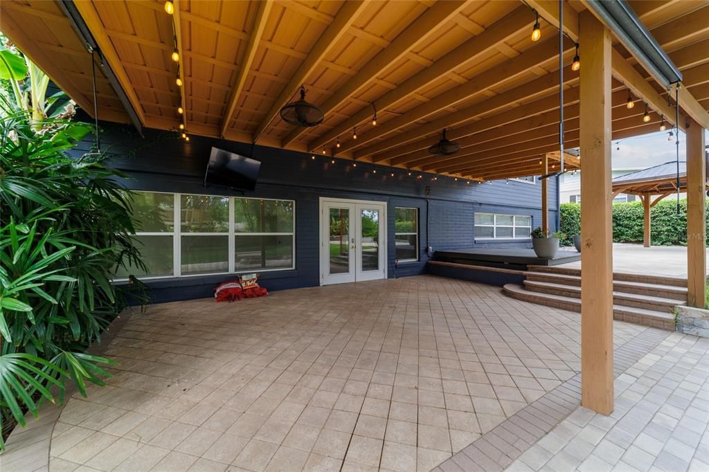 合同活跃: $799,000 (3 贝兹, 2 浴室, 3049 平方英尺)