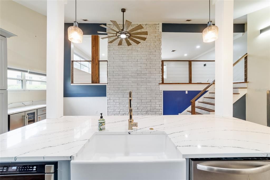 合同活跃: $799,000 (3 贝兹, 2 浴室, 3049 平方英尺)