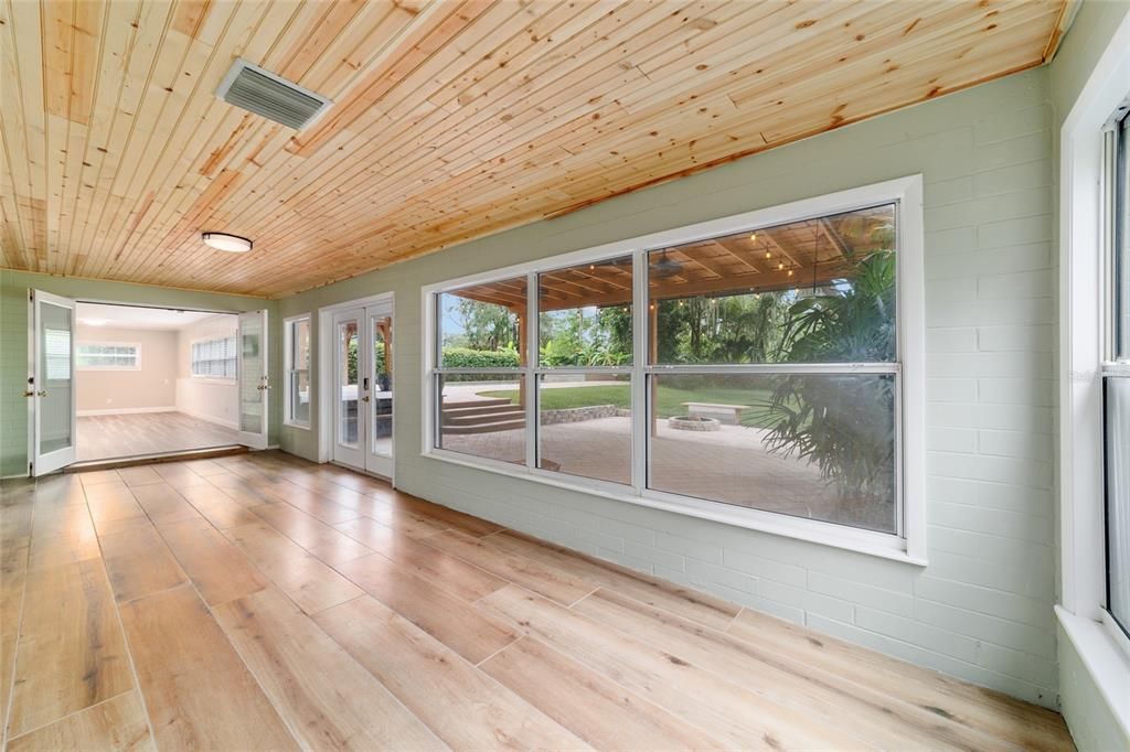 合同活跃: $799,000 (3 贝兹, 2 浴室, 3049 平方英尺)