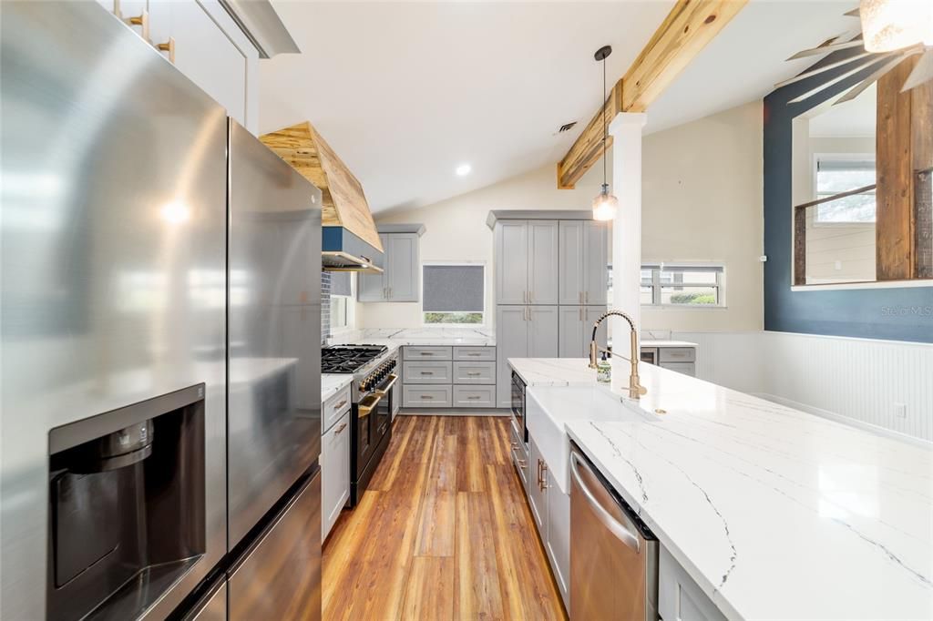 合同活跃: $799,000 (3 贝兹, 2 浴室, 3049 平方英尺)