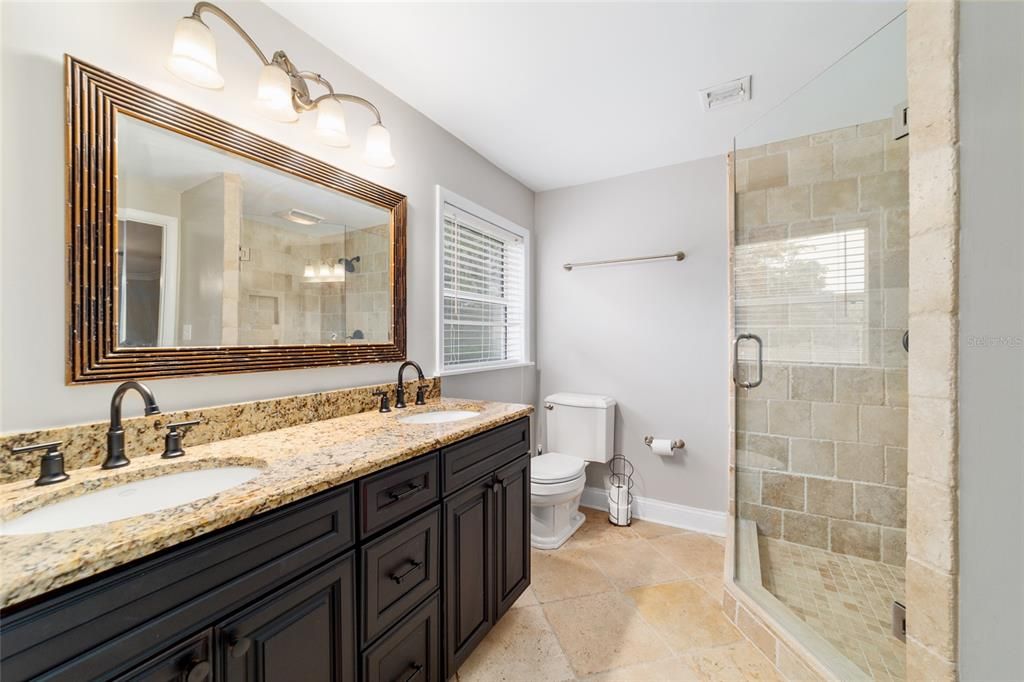 合同活跃: $799,000 (3 贝兹, 2 浴室, 3049 平方英尺)