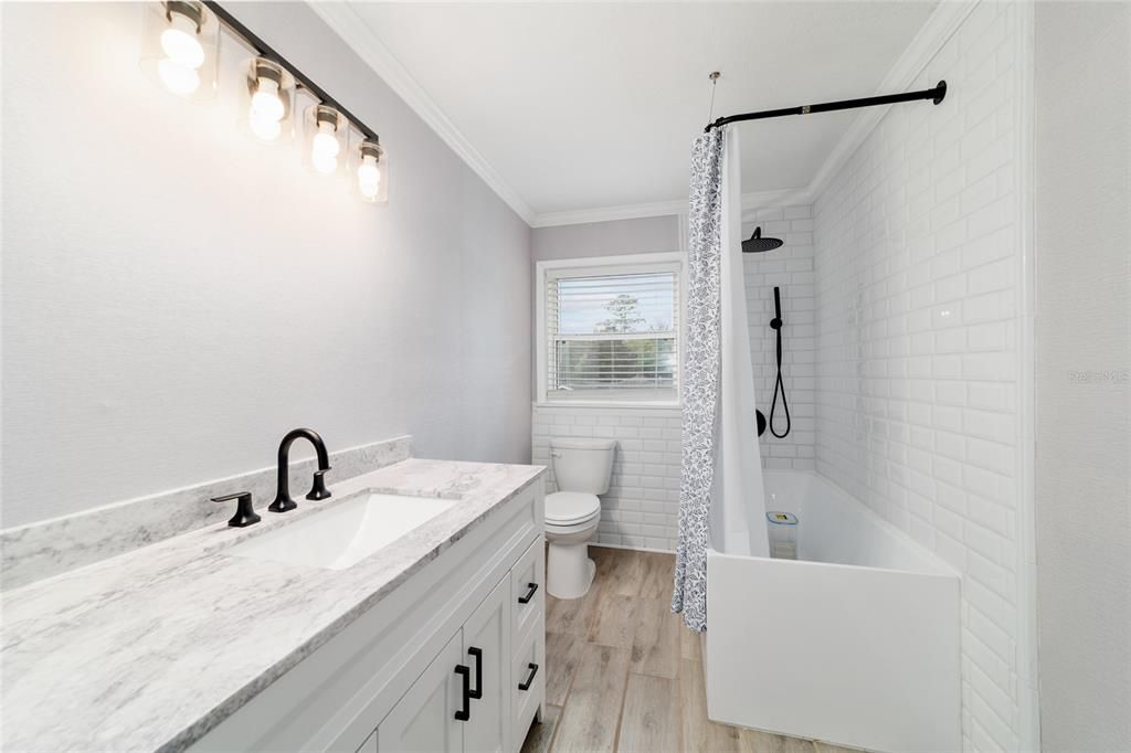 合同活跃: $799,000 (3 贝兹, 2 浴室, 3049 平方英尺)