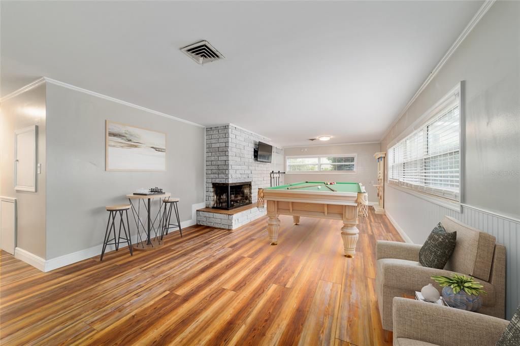 合同活跃: $799,000 (3 贝兹, 2 浴室, 3049 平方英尺)