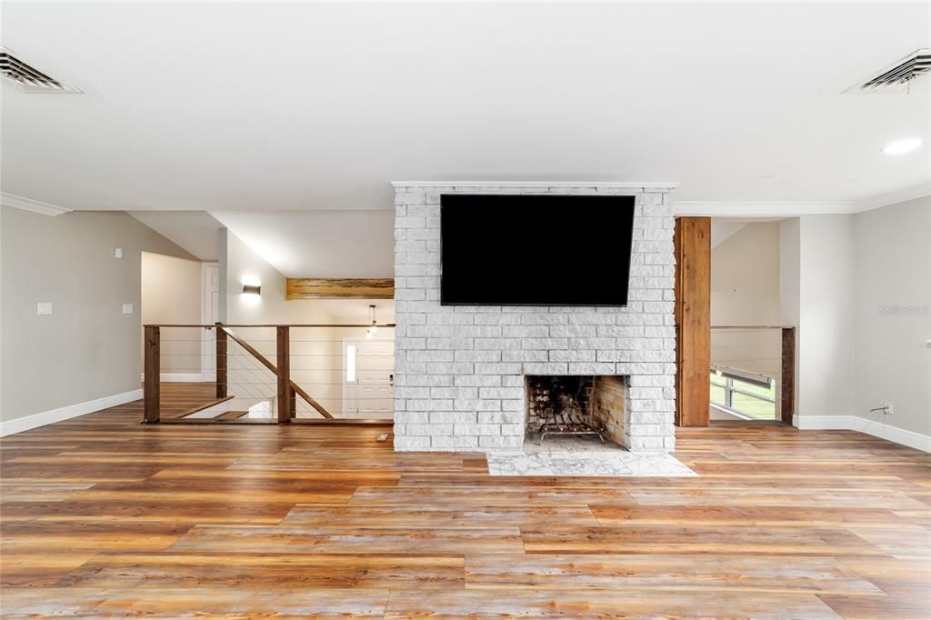 合同活跃: $799,000 (3 贝兹, 2 浴室, 3049 平方英尺)