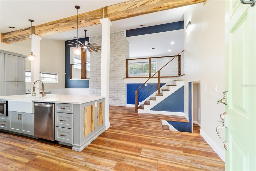 合同活跃: $799,000 (3 贝兹, 2 浴室, 3049 平方英尺)