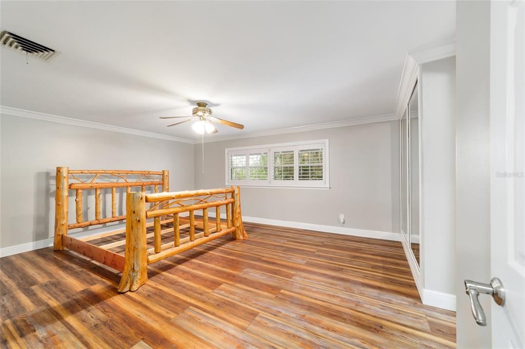 合同活跃: $799,000 (3 贝兹, 2 浴室, 3049 平方英尺)