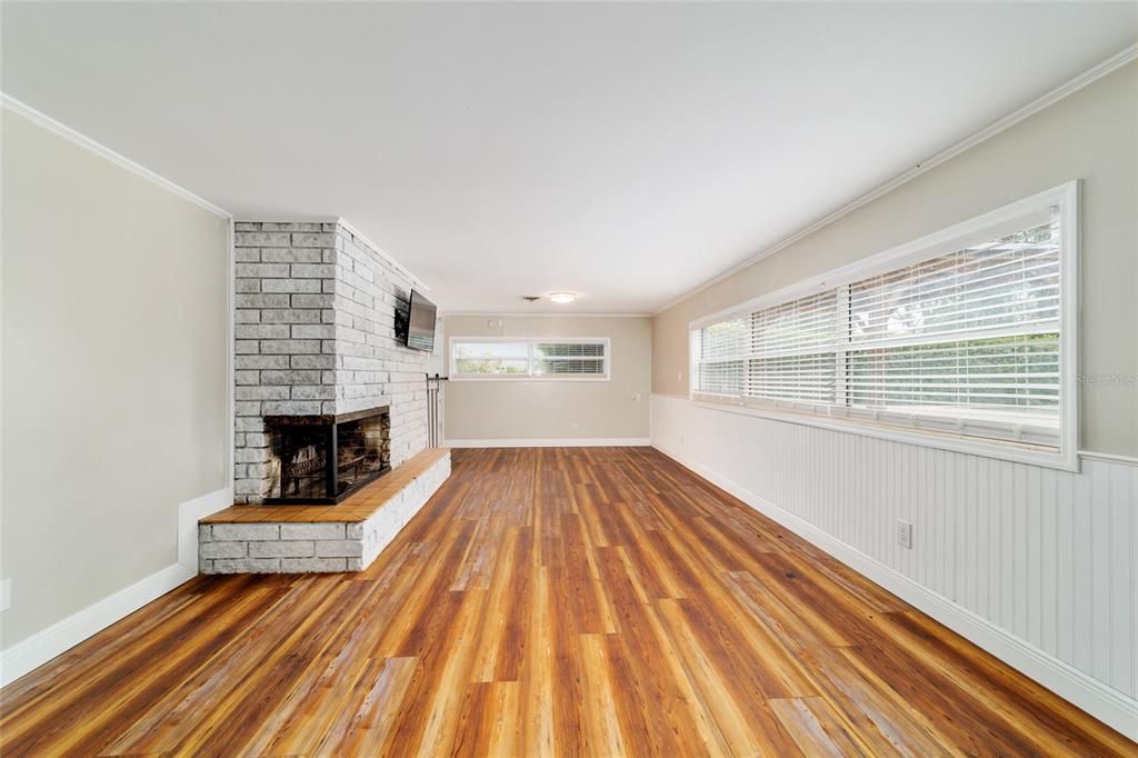 合同活跃: $799,000 (3 贝兹, 2 浴室, 3049 平方英尺)