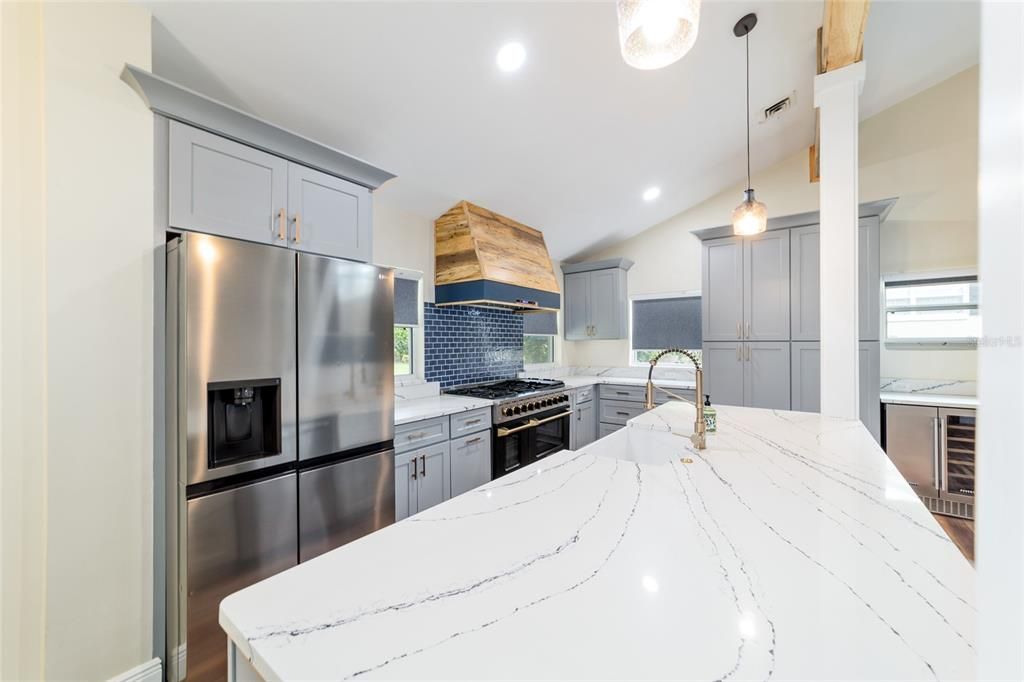 合同活跃: $799,000 (3 贝兹, 2 浴室, 3049 平方英尺)