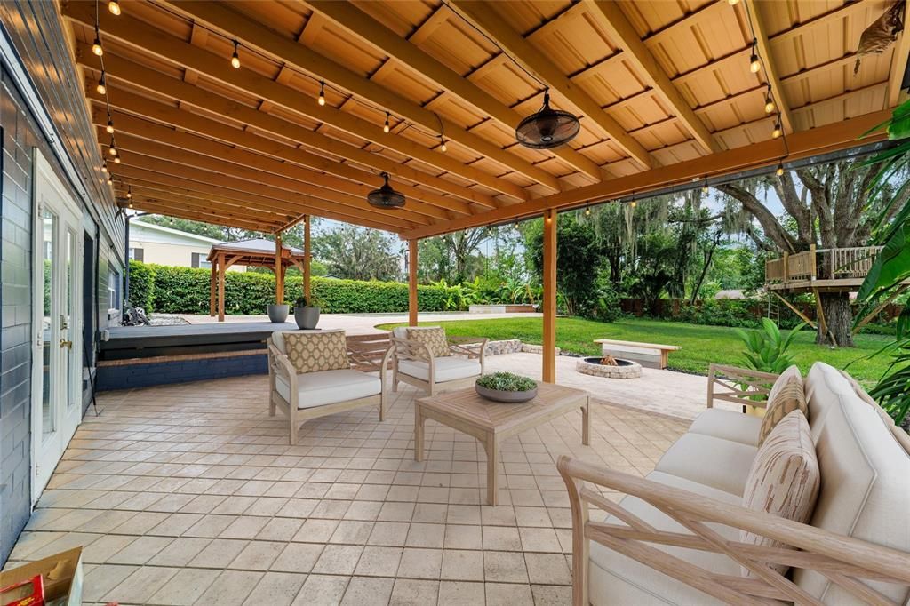 合同活跃: $799,000 (3 贝兹, 2 浴室, 3049 平方英尺)