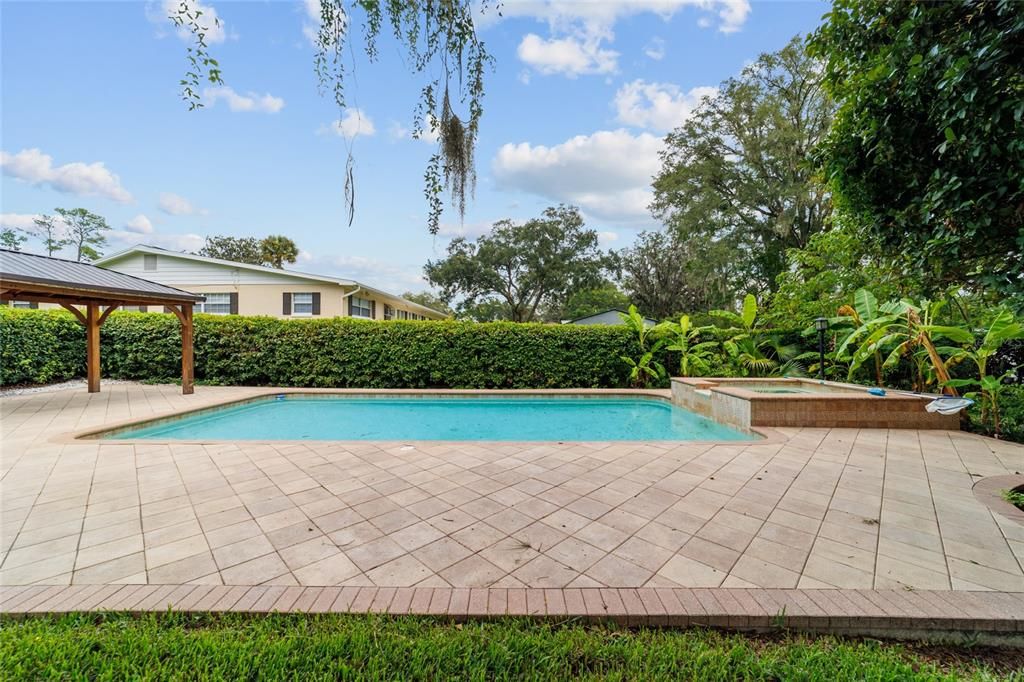 合同活跃: $799,000 (3 贝兹, 2 浴室, 3049 平方英尺)