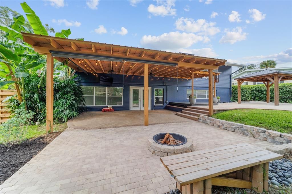 合同活跃: $799,000 (3 贝兹, 2 浴室, 3049 平方英尺)