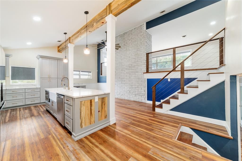 合同活跃: $799,000 (3 贝兹, 2 浴室, 3049 平方英尺)