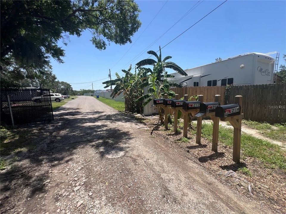 На продажу: $1,399,900 (1.03 acres)