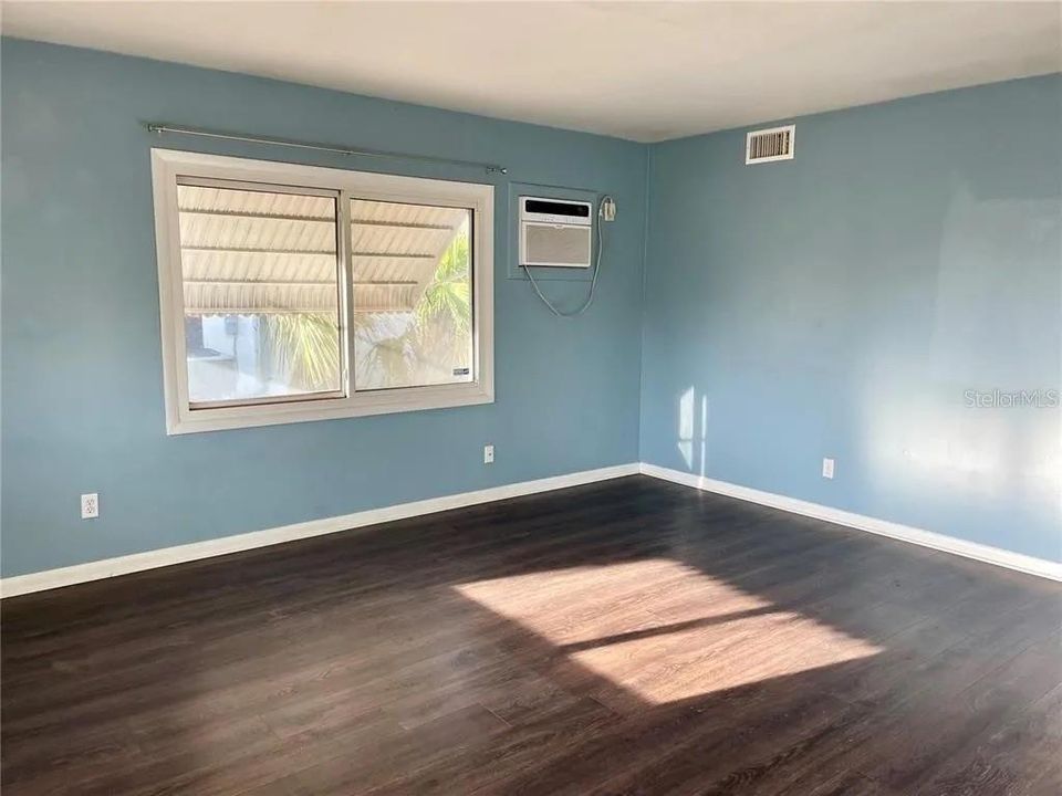 Active With Contract: $1,950 (2 beds, 1 baths, 720 Square Feet)