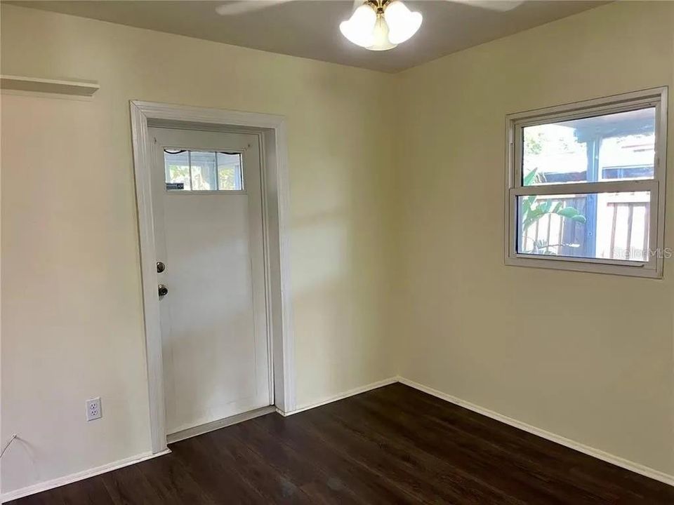 Active With Contract: $1,950 (2 beds, 1 baths, 720 Square Feet)