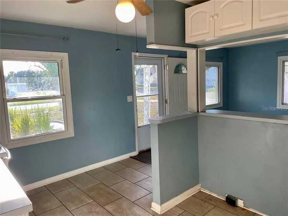 Active With Contract: $1,950 (2 beds, 1 baths, 720 Square Feet)