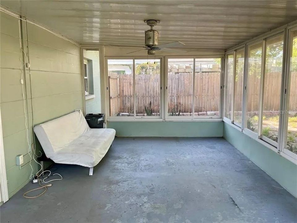 Active With Contract: $1,950 (2 beds, 1 baths, 720 Square Feet)