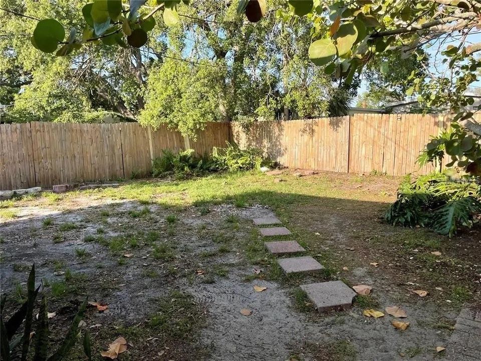 Active With Contract: $1,950 (2 beds, 1 baths, 720 Square Feet)