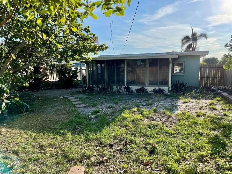 Active With Contract: $1,950 (2 beds, 1 baths, 720 Square Feet)