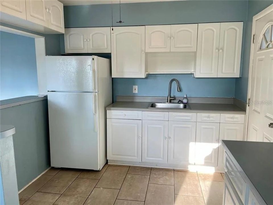 Active With Contract: $1,950 (2 beds, 1 baths, 720 Square Feet)