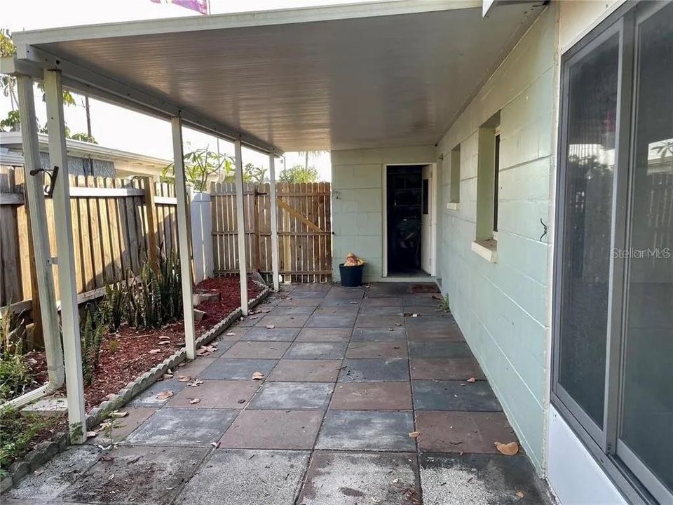 Active With Contract: $1,950 (2 beds, 1 baths, 720 Square Feet)
