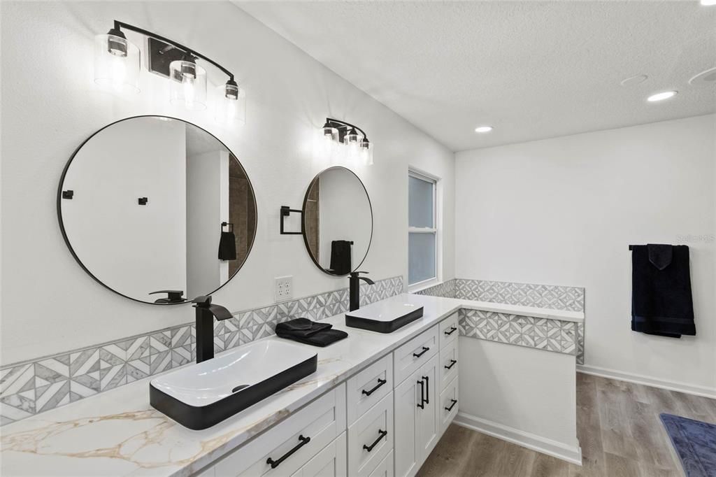 En Venta: $799,900 (4 camas, 3 baños, 2845 Pies cuadrados)