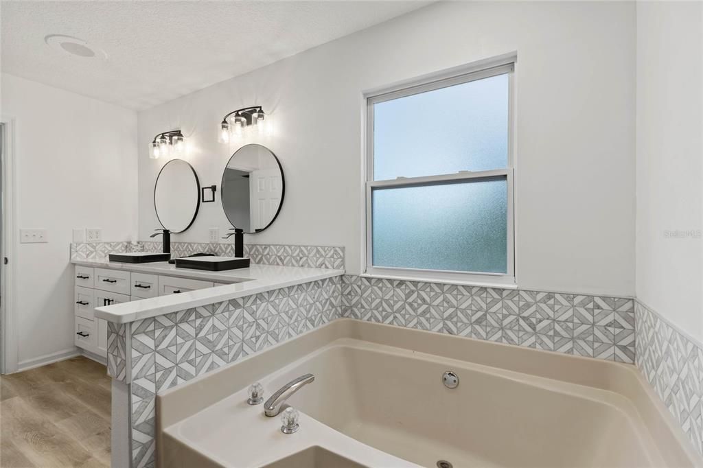 En Venta: $799,900 (4 camas, 3 baños, 2845 Pies cuadrados)