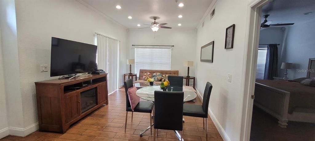 待售: $299,900 (4 贝兹, 3 浴室, 1470 平方英尺)