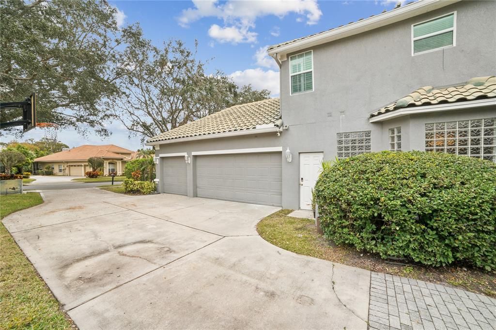 Под контрактом: $3,800 (4 спален, 3 ванн, 3345 Квадратных фут)