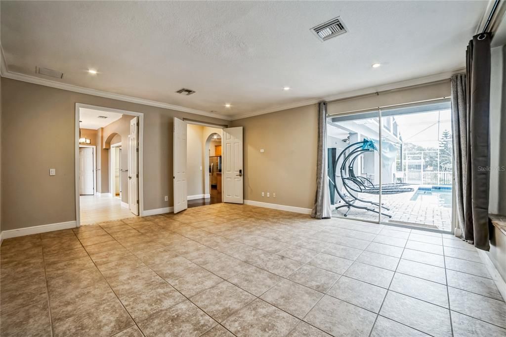 Под контрактом: $3,800 (4 спален, 3 ванн, 3345 Квадратных фут)