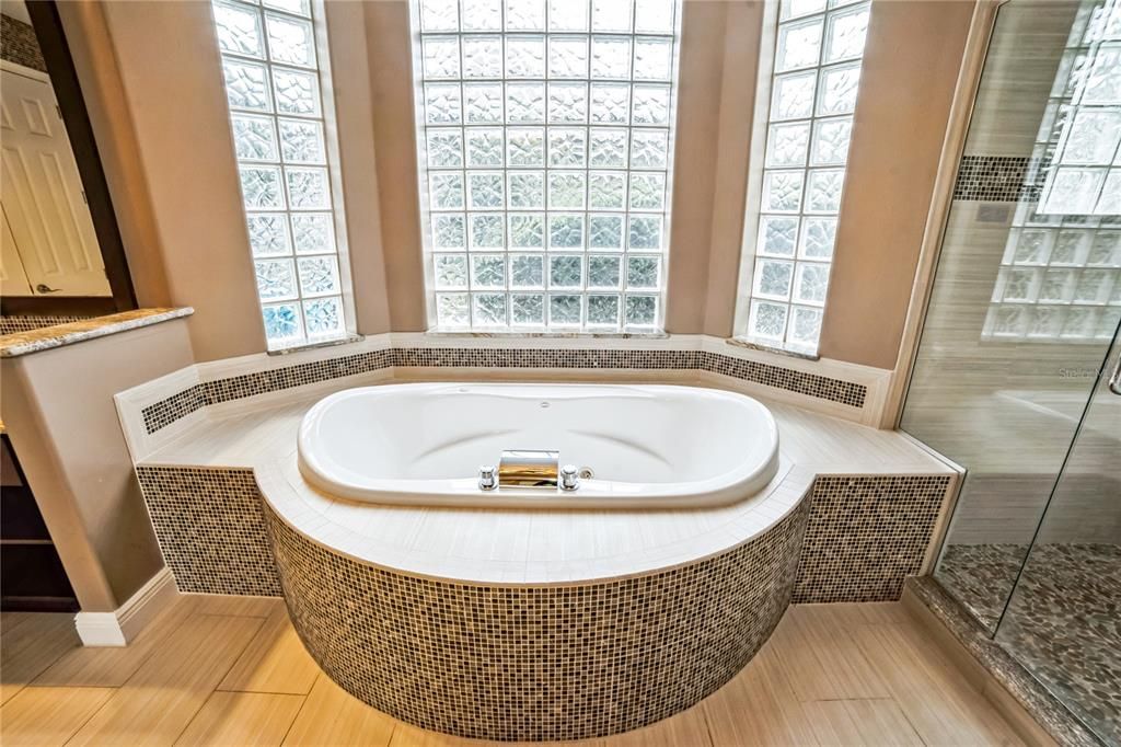 Под контрактом: $3,800 (4 спален, 3 ванн, 3345 Квадратных фут)