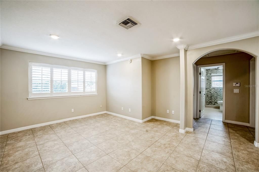 Под контрактом: $3,800 (4 спален, 3 ванн, 3345 Квадратных фут)