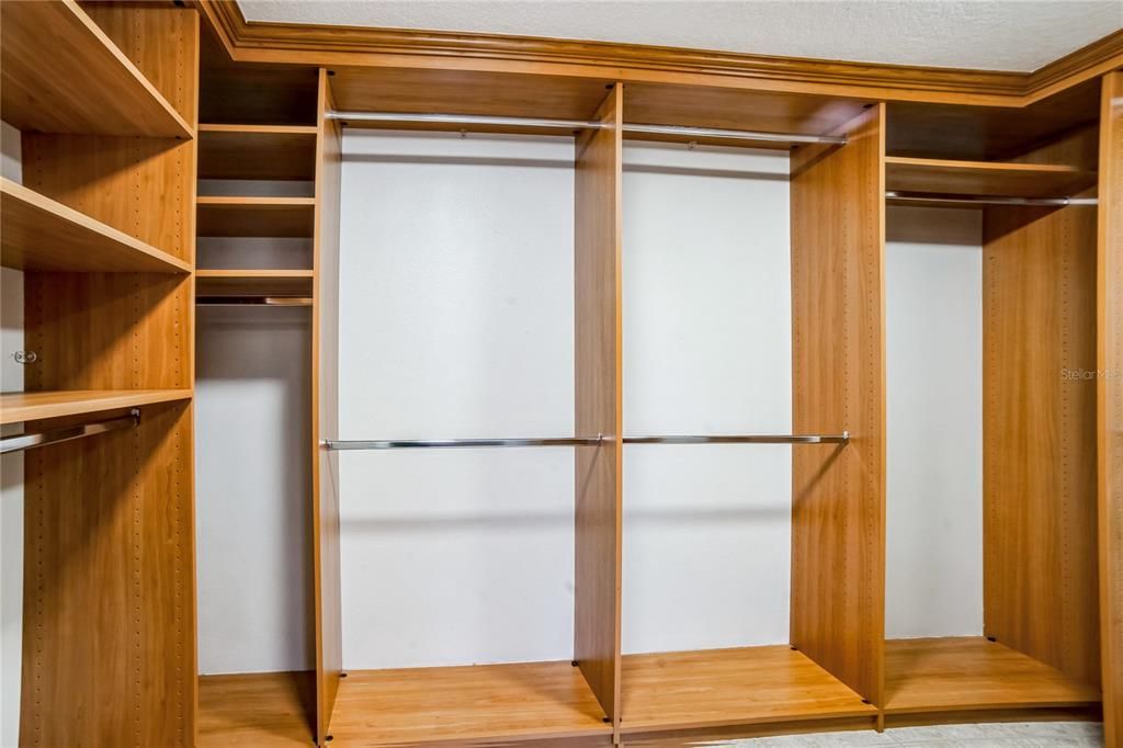 Под контрактом: $3,800 (4 спален, 3 ванн, 3345 Квадратных фут)