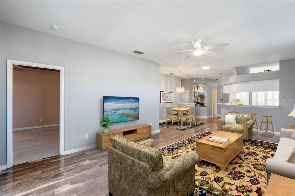 Под контрактом: $299,000 (3 спален, 2 ванн, 1748 Квадратных фут)