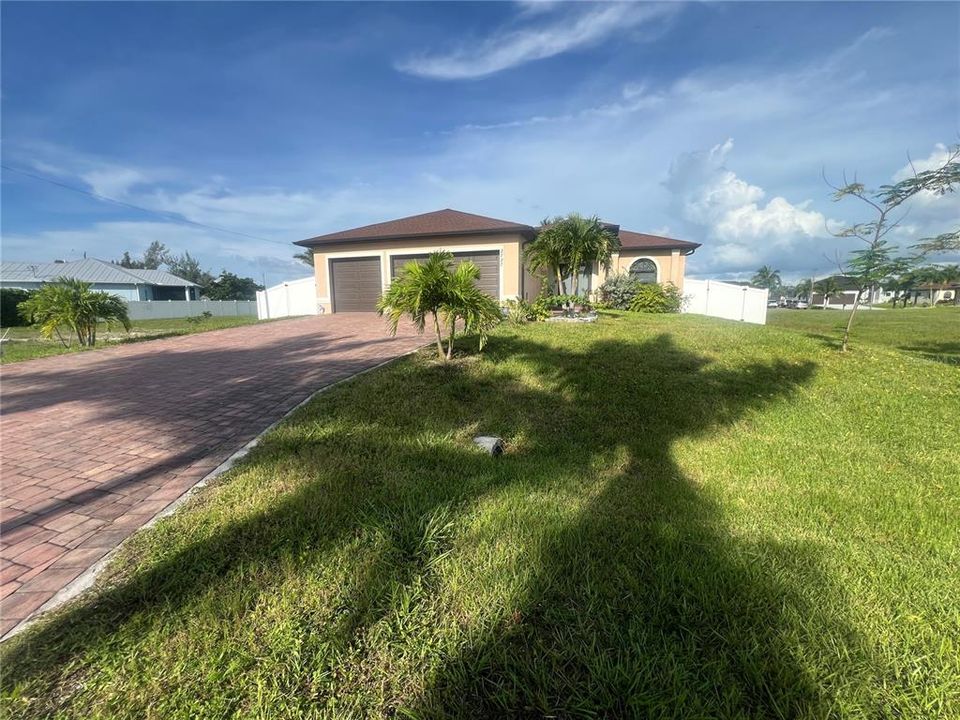 For Rent: $2,300 (3 beds, 2 baths, 1835 Square Feet)