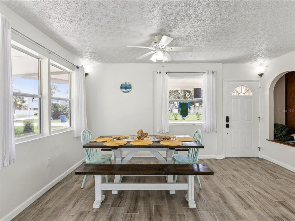 Activo con contrato: $329,000 (3 camas, 2 baños, 1320 Pies cuadrados)